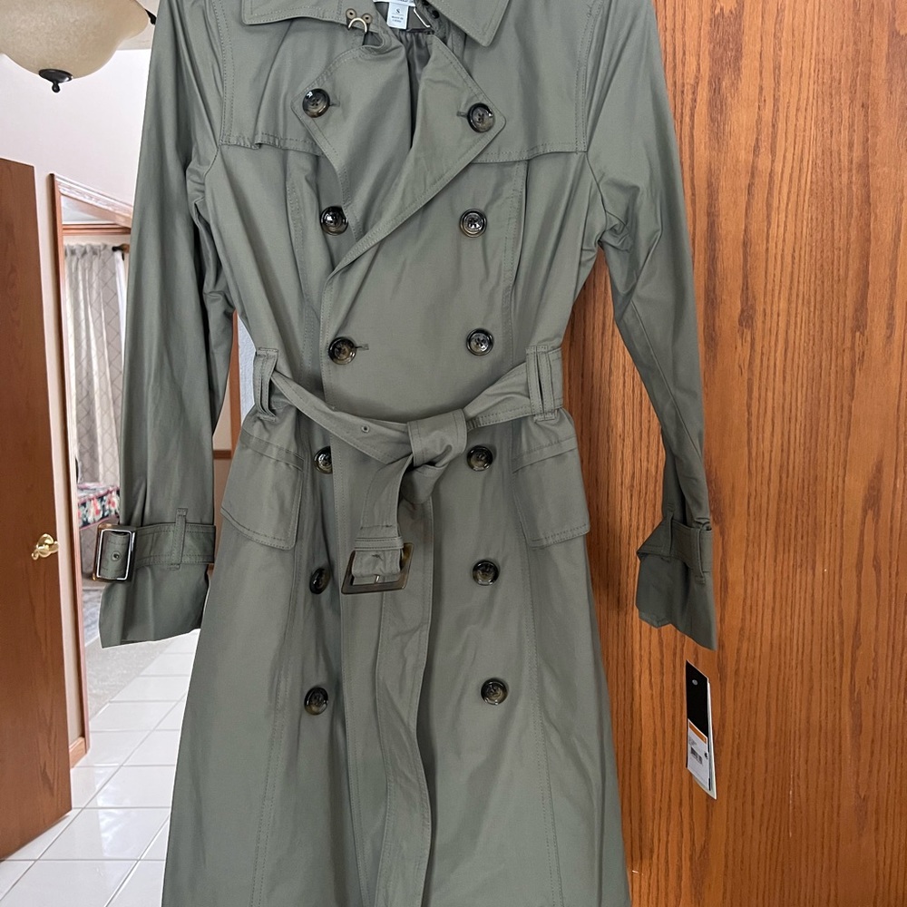 London Fog traditional mid-thigh length trench coat. No shoulder pads